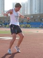 Джон играет